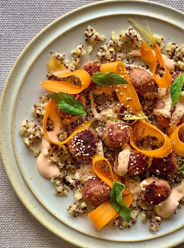 Boulettes, quinoa et pickles de carottes