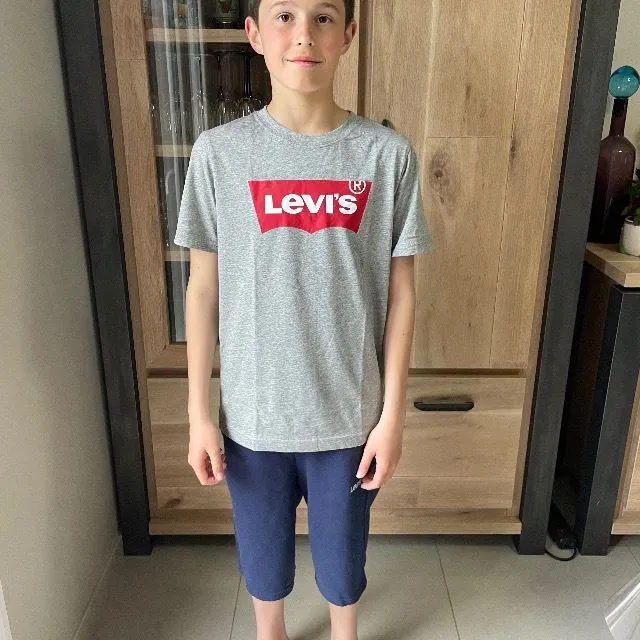 Mon fils avec son ensemble Levis