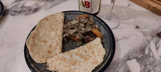 Vin AB et quesadillas accompagné de curry vert poulet