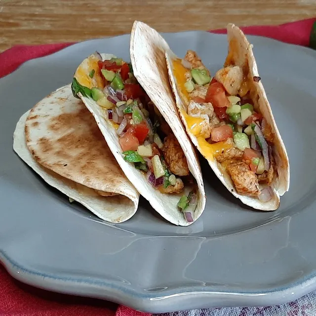 Tacos de poulet façon chipotle et ses légumes façon pico de gallo