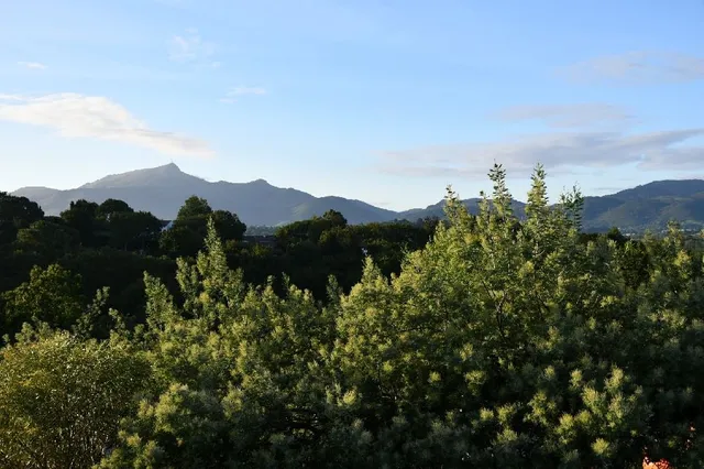 Le pays basque avec vue sur les Pyrénées