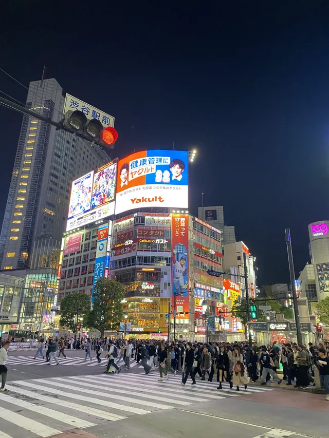 Au cœur de Shibuya, là où les milliers de pas racontent chaque jour l'histoire vibrante de Tokyo