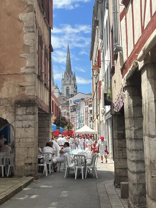 Bayonne pour ses célèbres fêtes de Bayonne!!