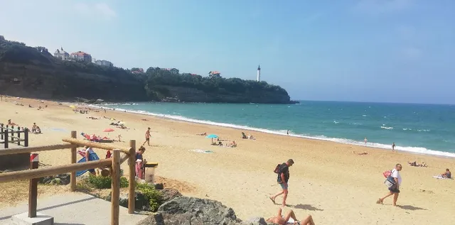 Exploration de Biarritz : Surf, détente et gastronomie
