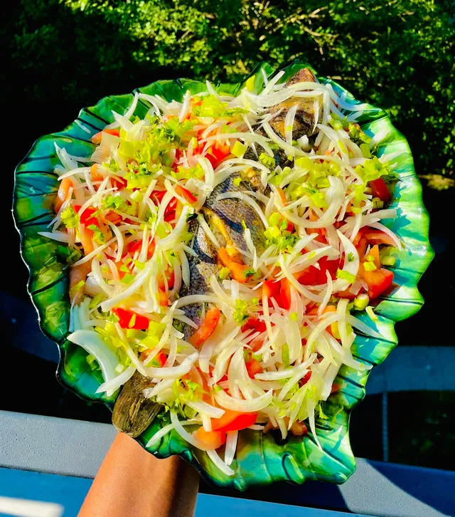 Cuisine : Bar entier aux légumes frais